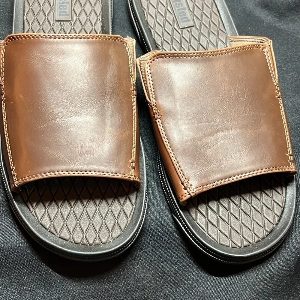 Unlisted men’s slides EUC